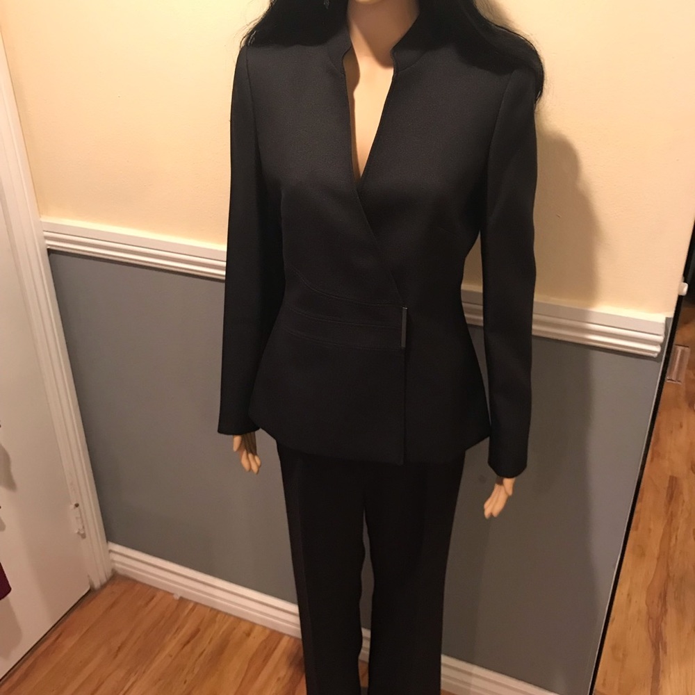 Tahari By Arthur S. Levine 2 Piece Pant Suit.